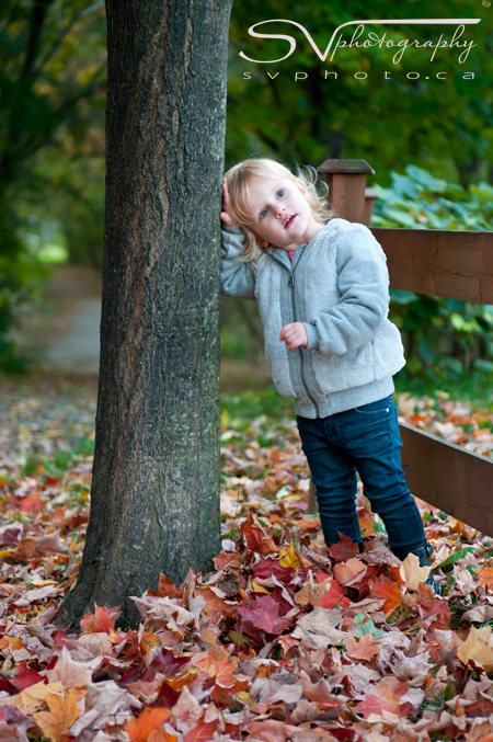 fall-child-portrait-leaning-on-tree